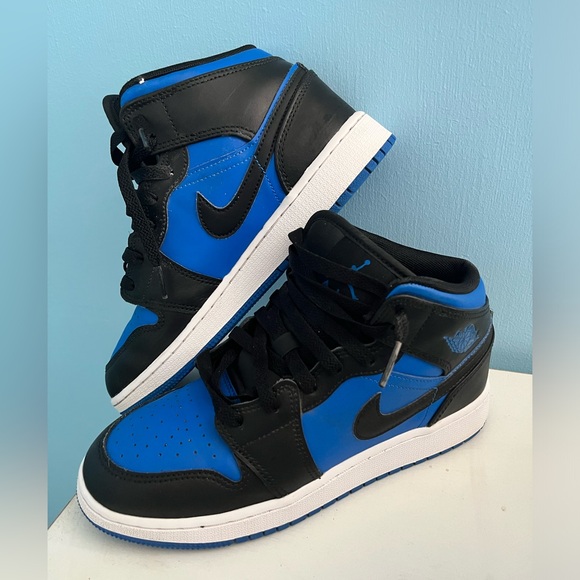 Air Jordan 1 Mid Size. 5Y - Picture 2 of 13